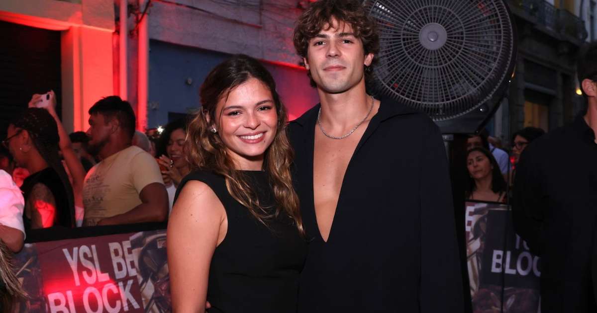 Até parece casal da Netflix: com look preto chic, Luana Maia, irmã de Bruna Marquezine, beija muito o namorado Lucca Picon em evento no Rio. Veja fotos!