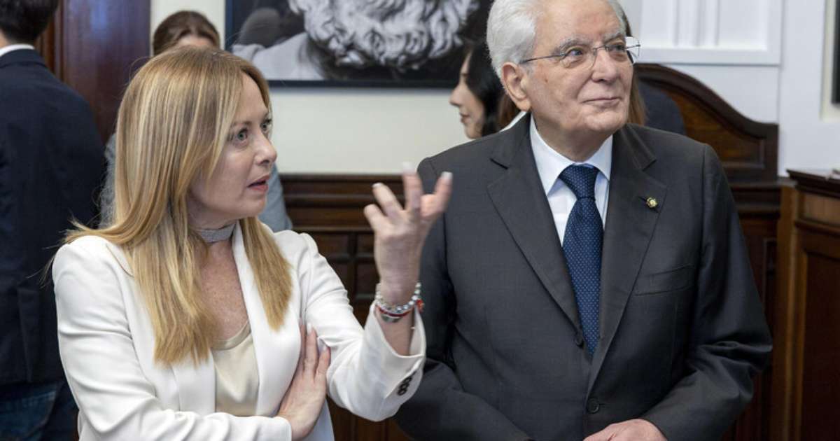 Meloni escolhe Sardenha para férias, enquanto Mattarella descansa no norte da Itália