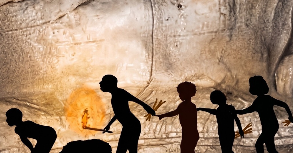 Há 14.400 anos, cinco pessoas e um cachorro atravessaram uma caverna sem tochas, mas com galhos de pinheiro
