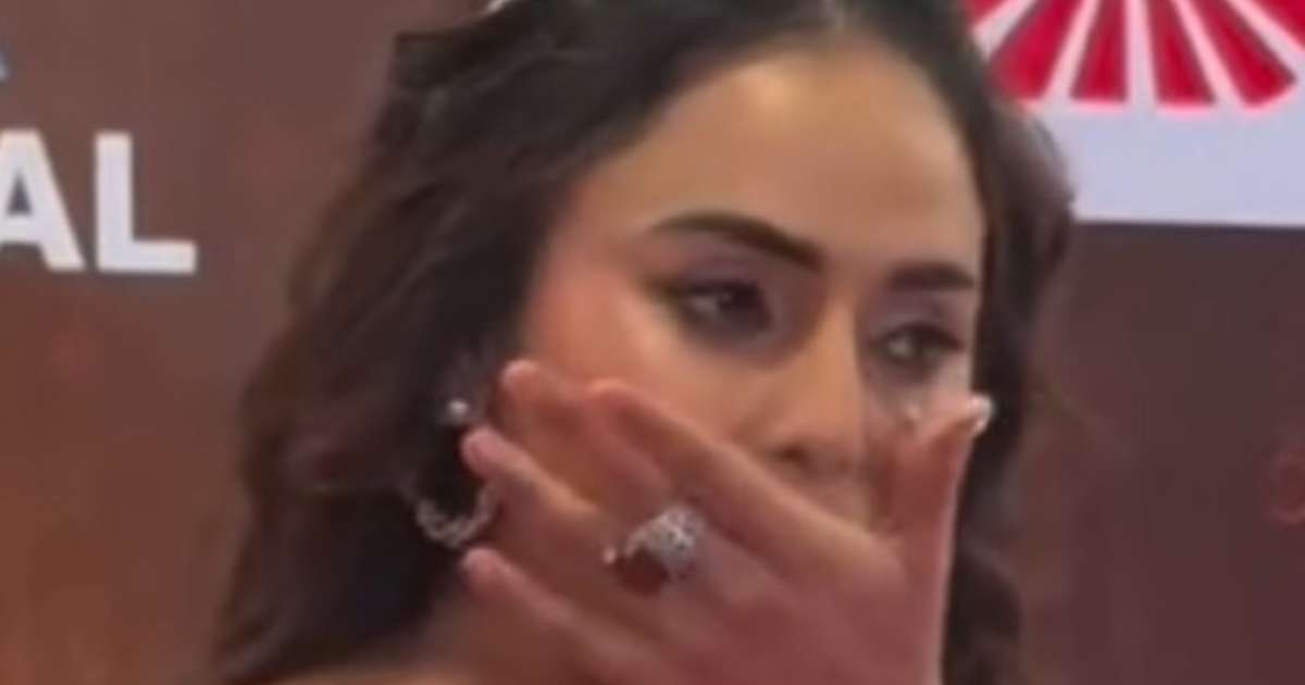 Atriz é beijada à força por fã em tapete vermelho; veja o vídeo