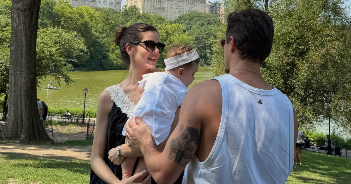 À la 'Bonequinha de Luxo': Camila Queiroz curte o verão em Nova York com vestido preto 'comfy' de renda creme por quase R$ 1,5 mil ao lado de Klebber Toledo em clique raro com a filha Clara, de 7 meses