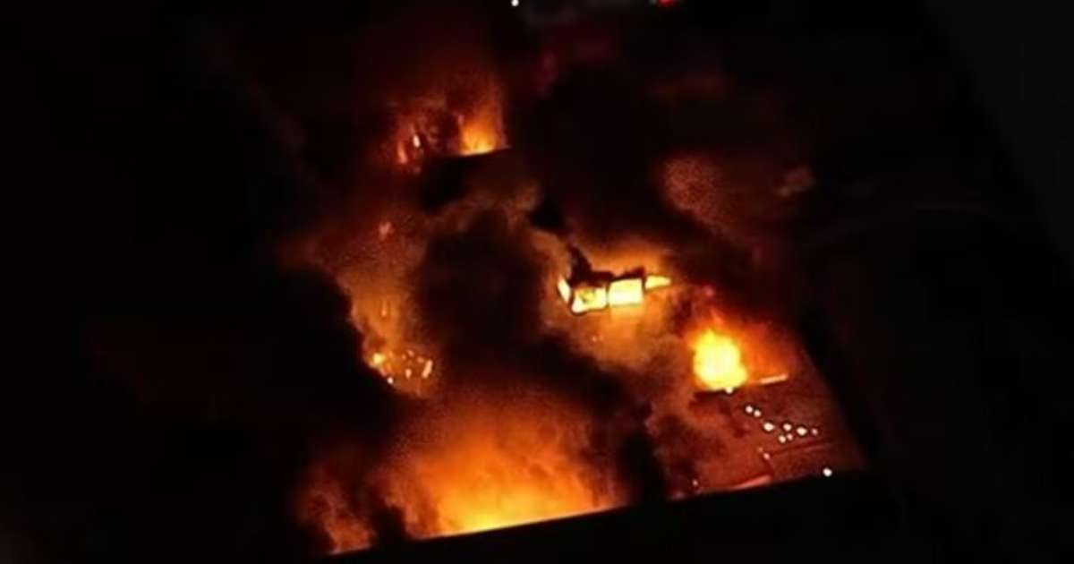 Incêndio de grandes proporções atinge galpão comercial no bairro da Mooca, em São Paulo