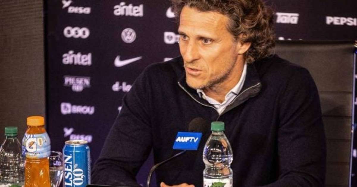 Forlán é apresentado pelo Uruguai e cogita convocação de Suárez