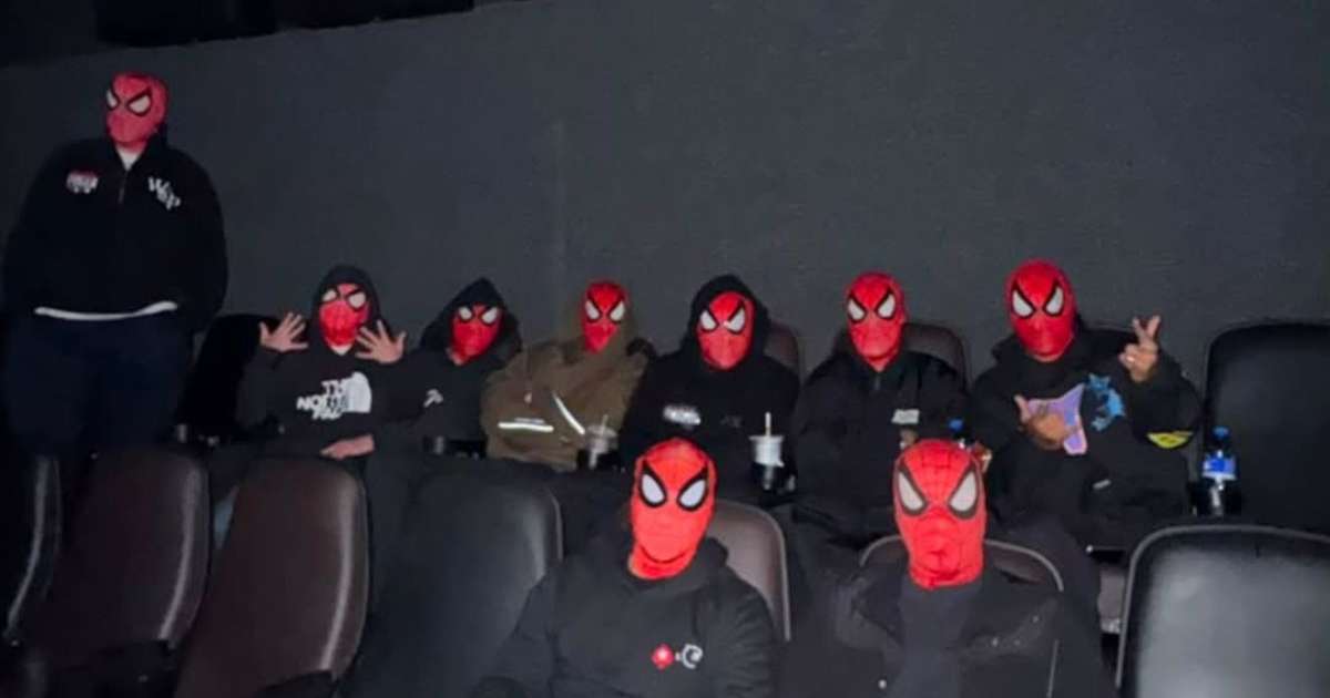 Neymar reúne amigos em mansão para assistir novo filme do Homem-Aranha; veja