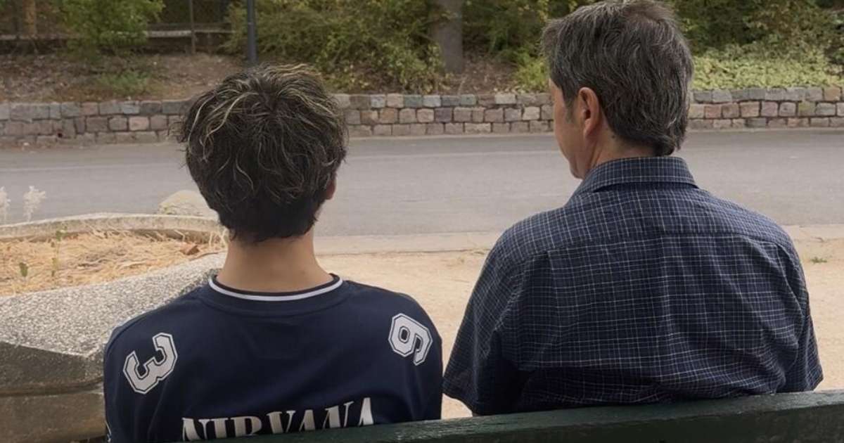 Proibição de redes sociais a menores de 15 anos gera diálogo saudável entre pais e filhos na França