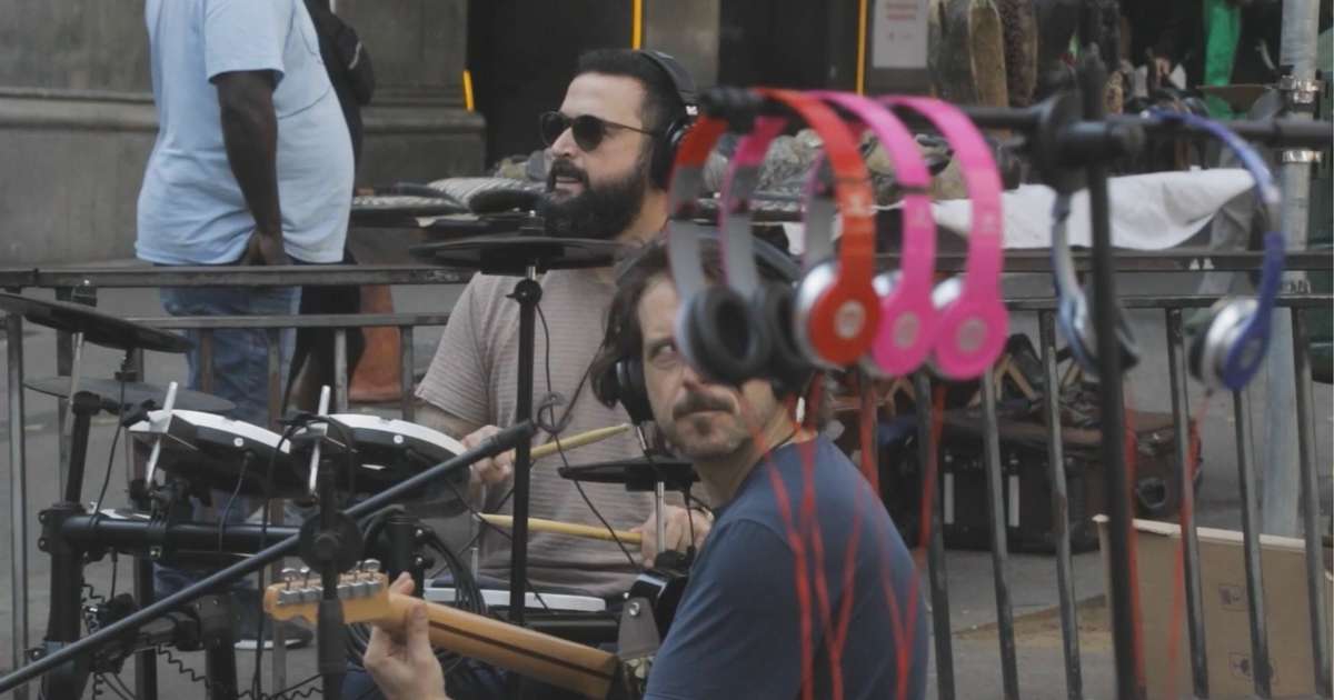 Banda toca na Paulista com fones de ouvido para driblar restrição a amplificadores e viraliza nas redes