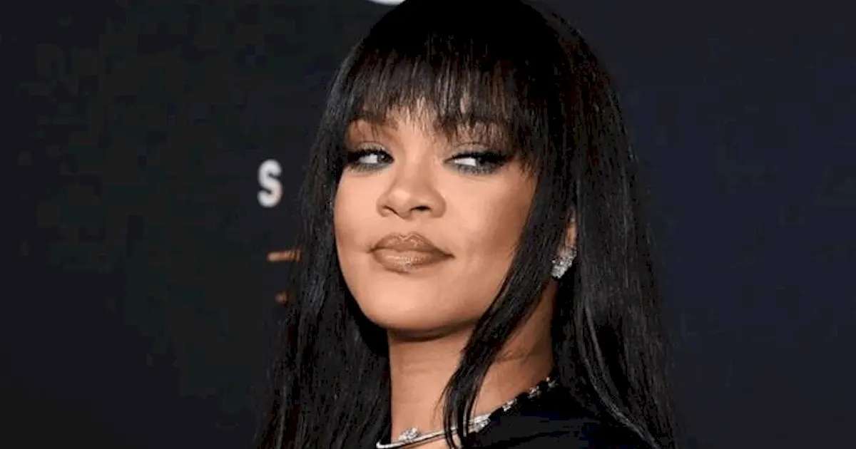 Rihanna visita cidade natal em Barbados em aparição rara com os filhos