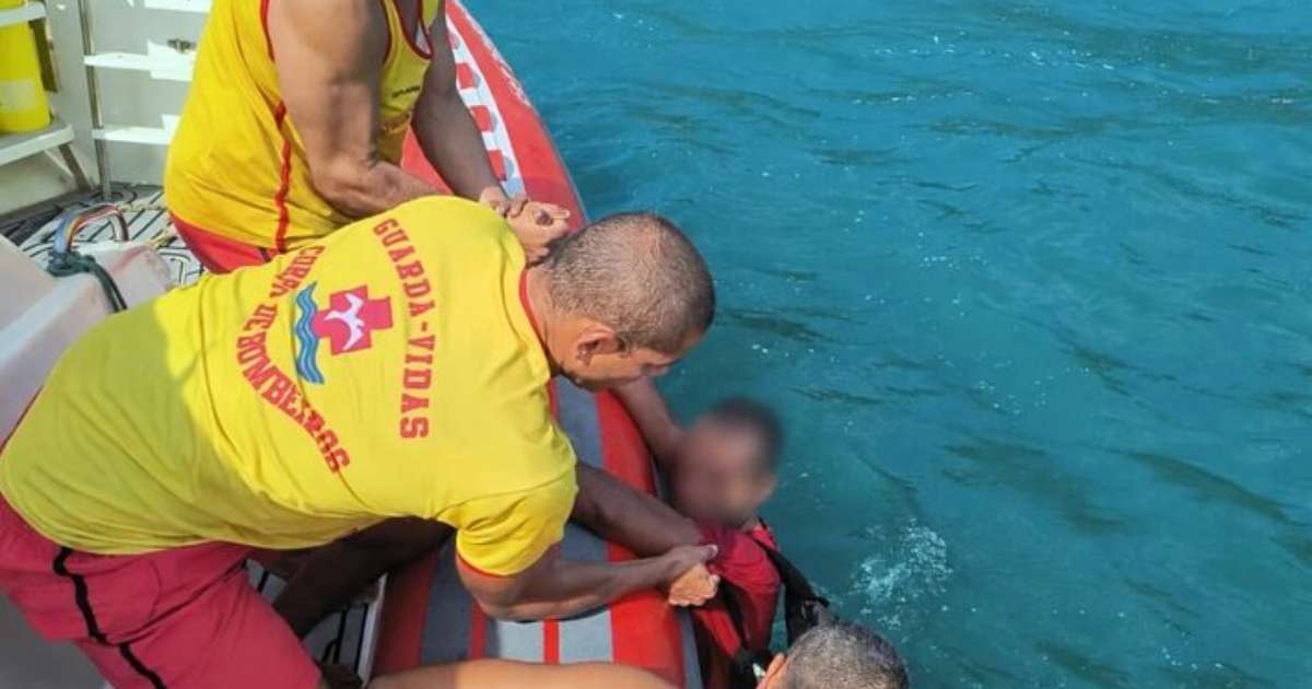 Homem furta carne de comércio no litoral de SP, foge pelo mar e acaba resgatado após se afogar