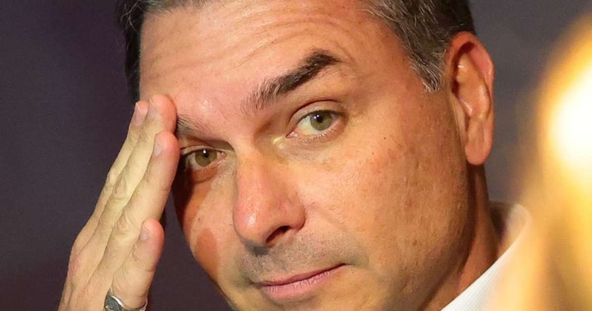 PGR pede que STF mantenha proibição de visitas de Flávio a Jair Bolsonaro