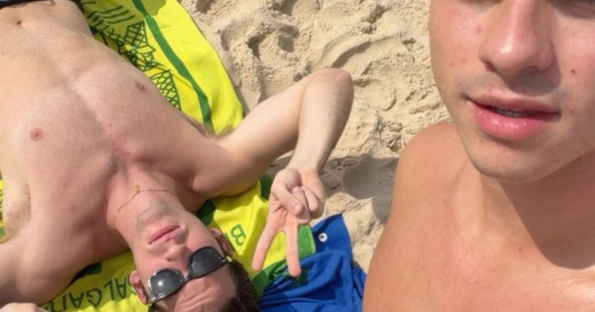 Na praia, Pietro Antonelli e João Victor Gonçalves alimentam torcida por casal em Quem Ama Cuida