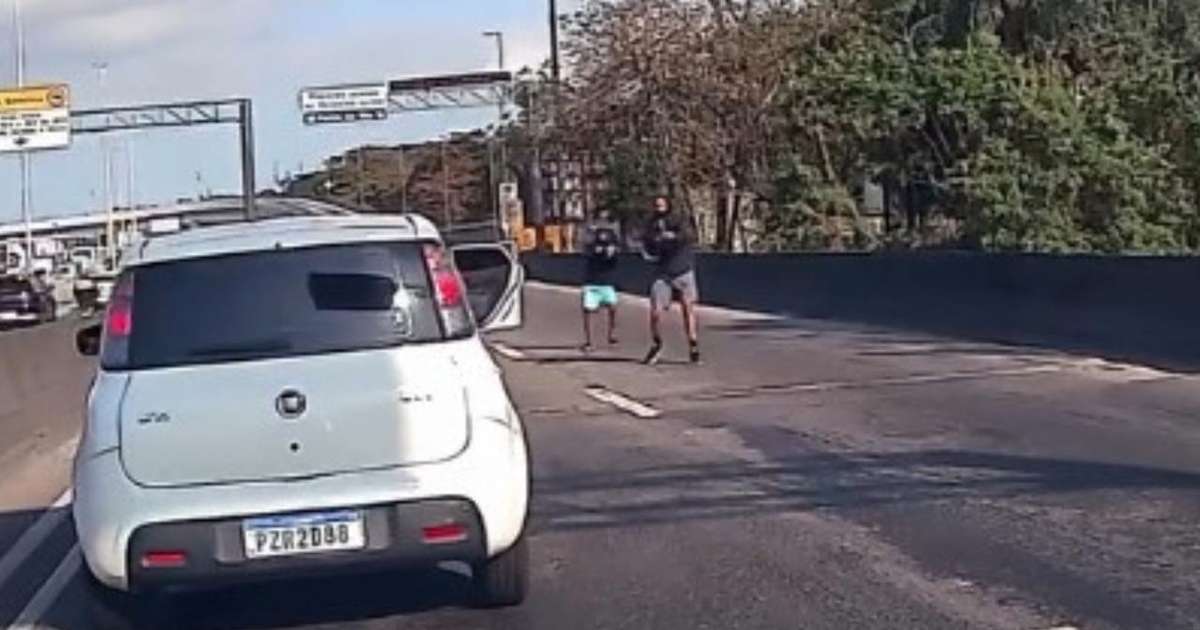 Vídeo registra momento que criminosos armados com fuzis roubam carro na Avenida Brasil, no Rio