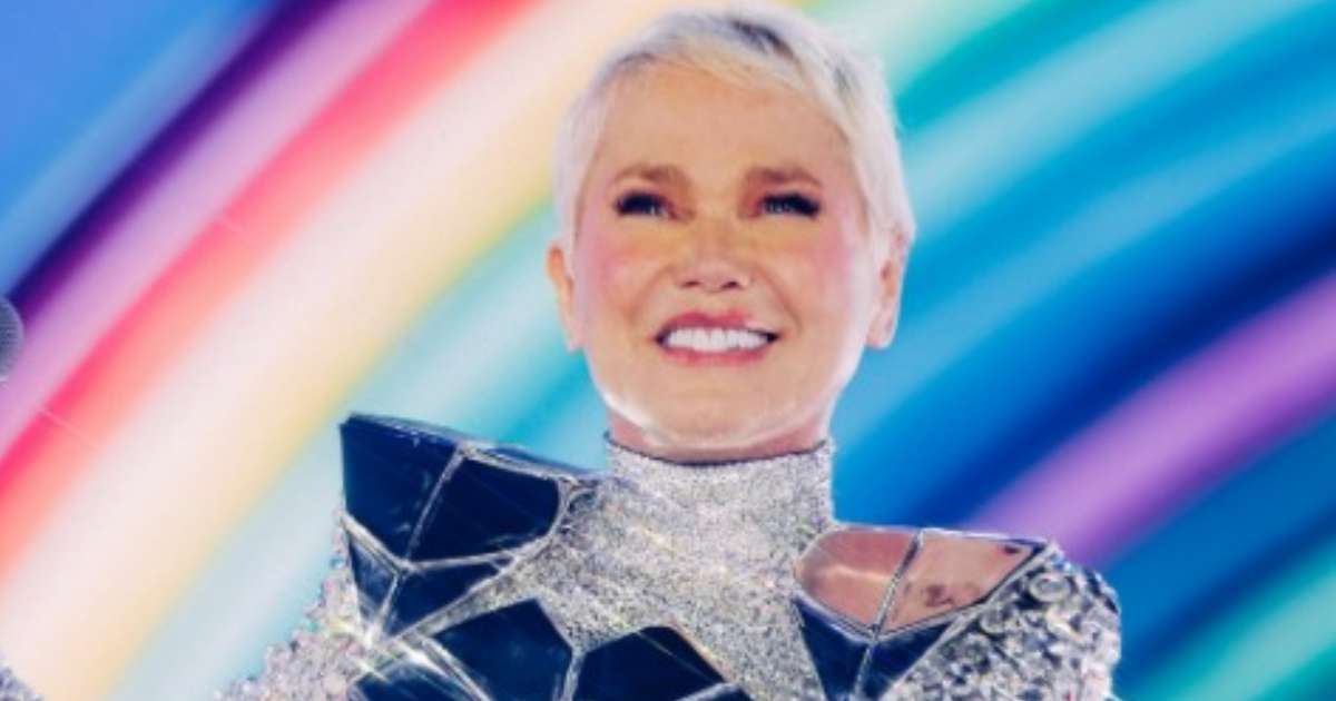 Xuxa causa alvoroço após flagra de roupão e toalha na cabeça na praia; veja