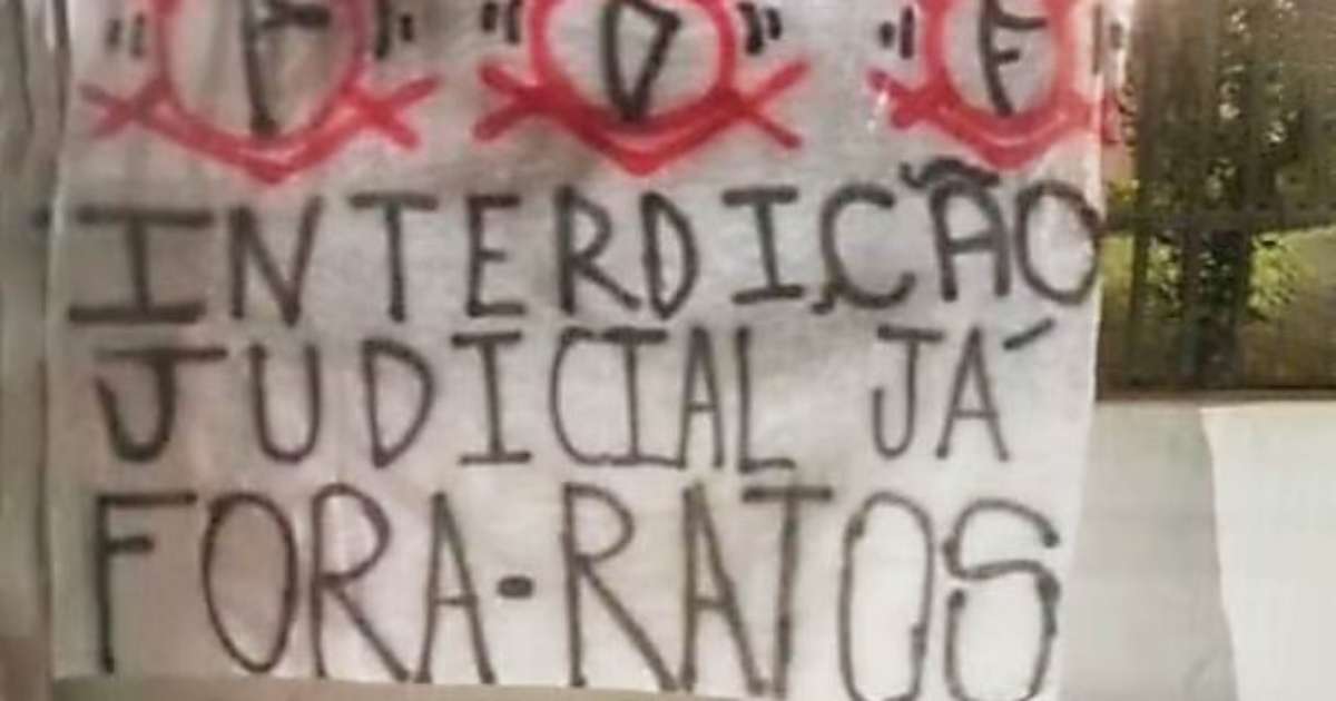 Torcida do Corinthians faz protesto em frente à residência do presidente: 