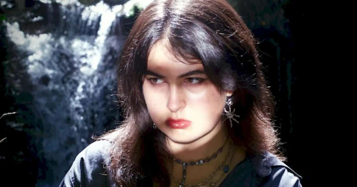 Entre três países, Zoé Hammer transforma o não pertencimento no álbum de estreia "Birdlike"