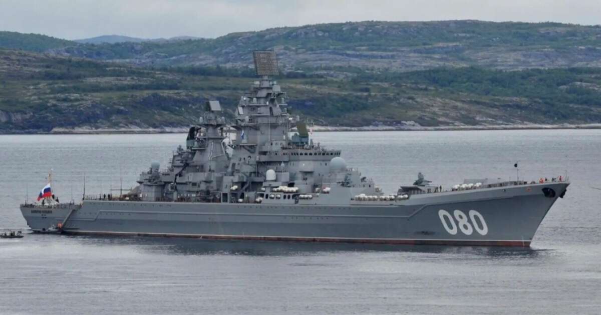 Durante a Guerra Fria, a Rússia construiu o maior navio de guerra do mundo; após quase 30 anos no estaleiro, ele está pronto para integrar as forças armadas do país