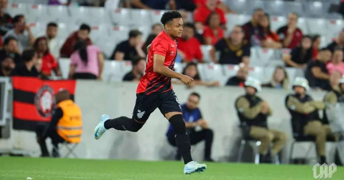 Athletico-PR se manifesta após condenação de Léo Derik; veja mais