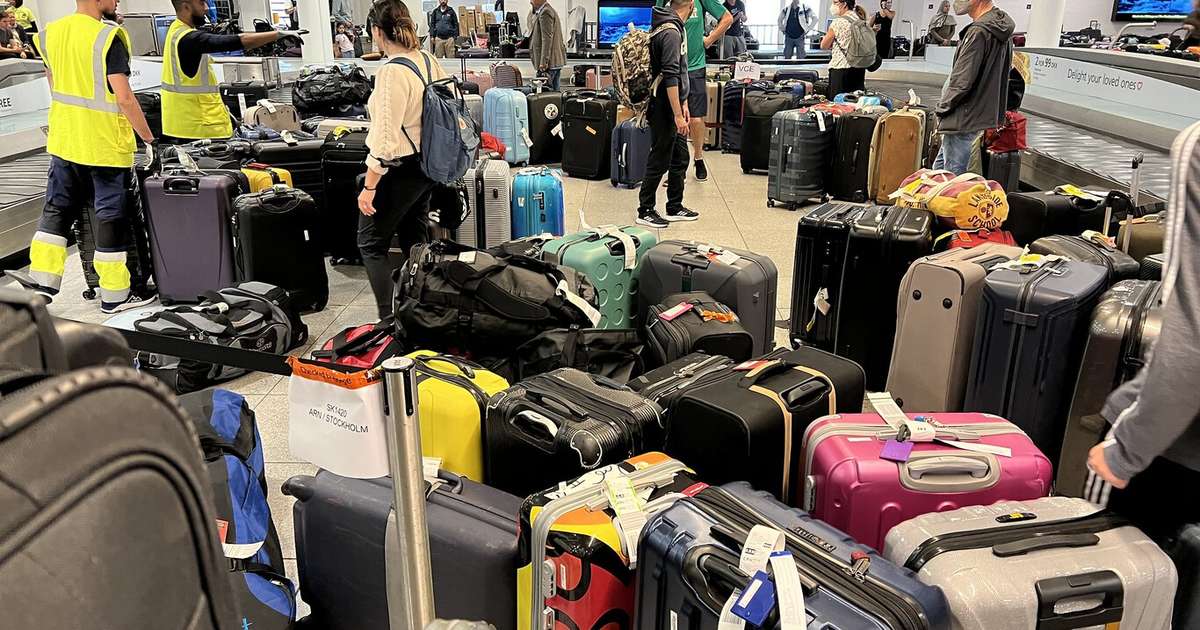 Você amarra fitas às malas para identificá-las no aeroporto? Funcionários alertam que essa pode ser uma péssima ideia