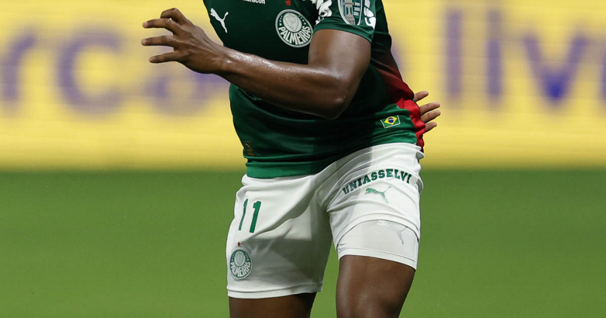 Jhon Árias é hostilizado pela torcida do Fluminense no Maracanã