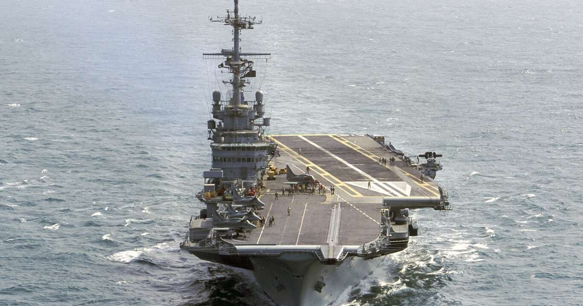 O navio cheio de materiais tóxicos que a França vendeu para o Brasil e que nossa Marinha resolveu afundar porque não sabia mais o que fazer com ele