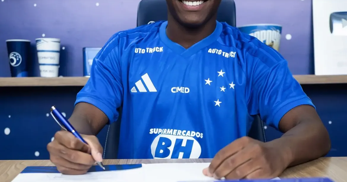 Rhaul Soares, promessa da base, assina contrato profissional com Cruzeiro até 2029