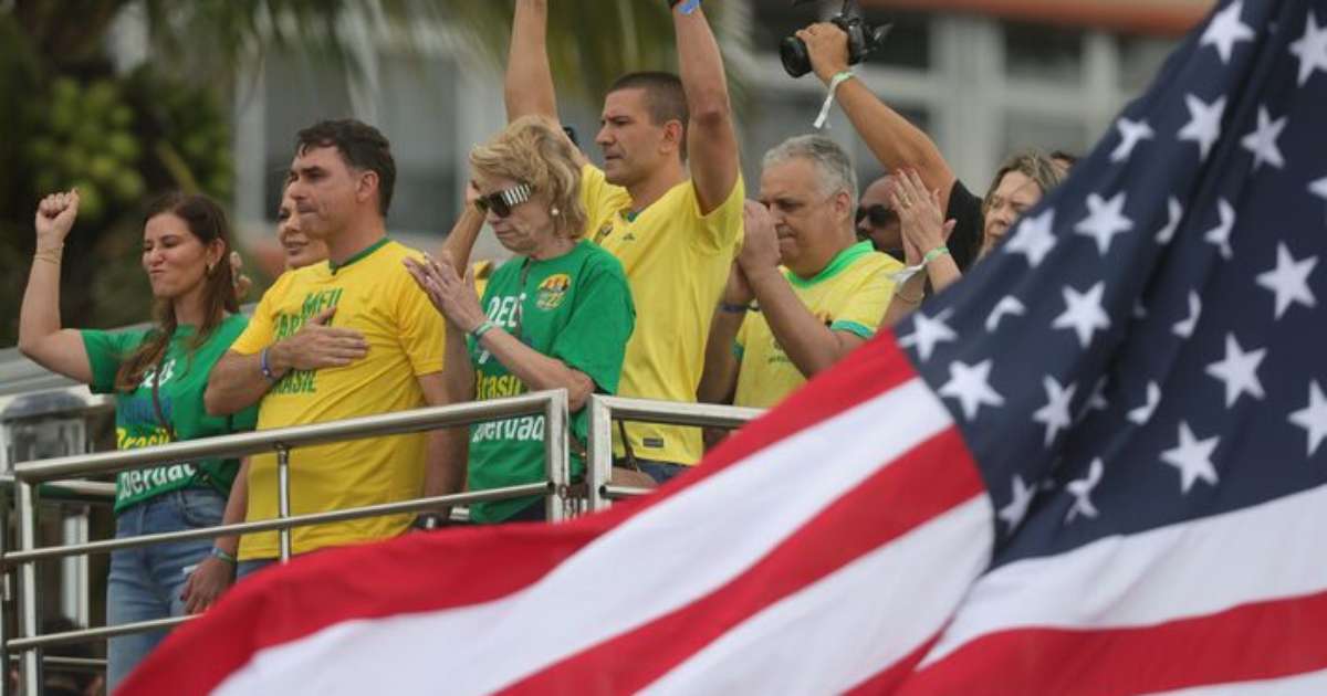 Flávio Bolsonaro lança campanha com colete a prova de balas e bandeira dos EUA entre manifestantes