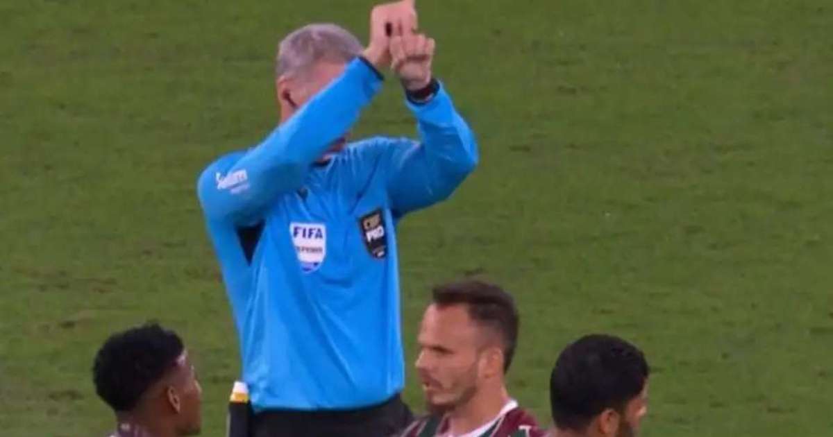 Daronco usa novo gesto da arbitragem no Maracanã; entenda as novas regras do Brasileirão
