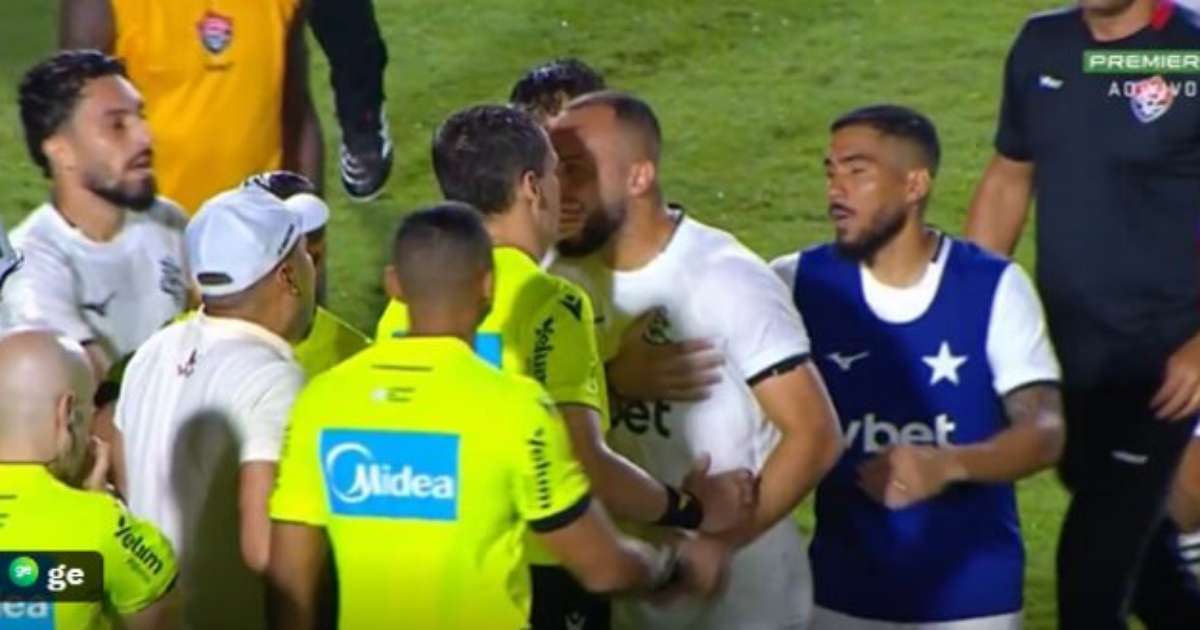 Arthur Cabral é o primeiro jogador do Brasileirão punido pela ‘Lei Vini Jr.’