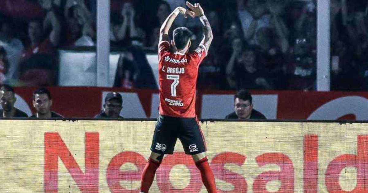 Luiz Araújo comemora vitória do Flamengo por 5 a 1 contra ex-time