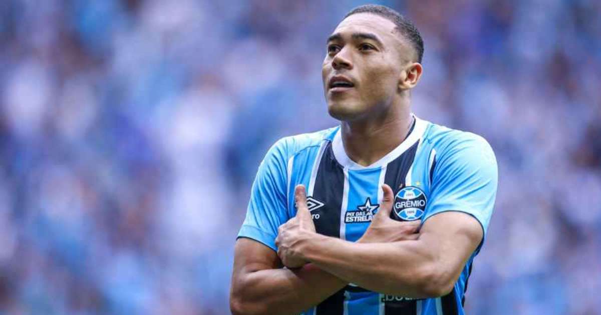 Carlos Vinicius recebe proposta e futuro no Grêmio preocupa