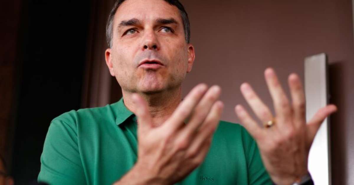 Teto frágil, exemplo do pai e comodidade: como especialistas veem Flávio ir ou não aos debates