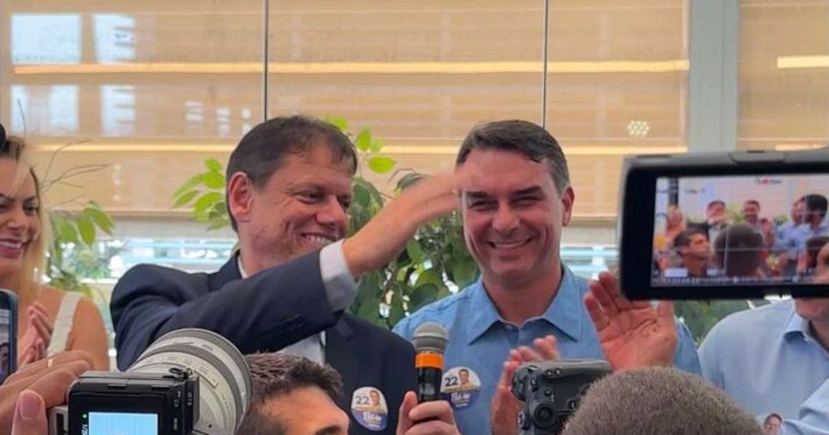 Com Tarcísio, Flávio diz que quer entrar para a história mesmo que como 'um presidente de transição'