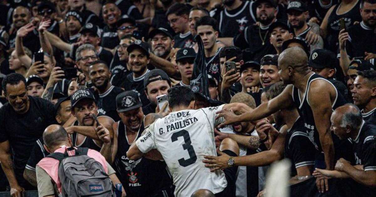 Gabriel Paulista Assiste à Vitória do Corinthians no Estádio Durante o 