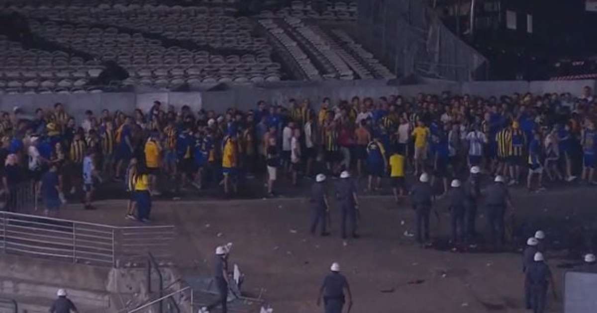 Conflito entre Torcida do Rosario Central e PM marca eliminação em grande estilo