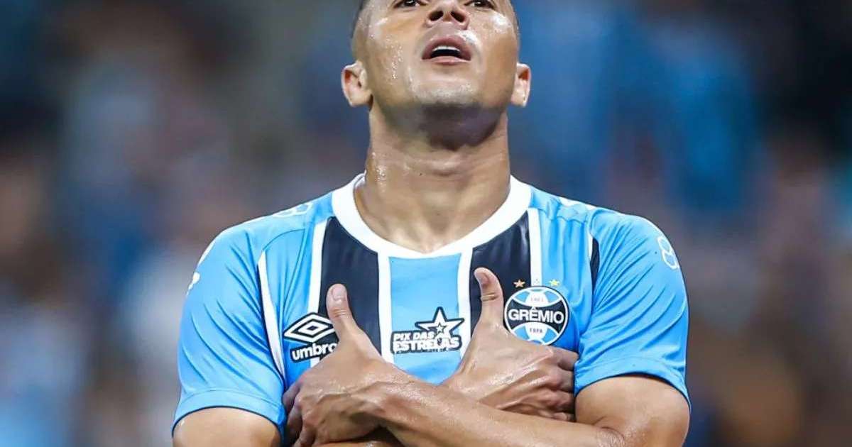 Pressão no Grêmio: renovação de Carlos Vinícius esbarra em teto salarial e propostas tentadoras