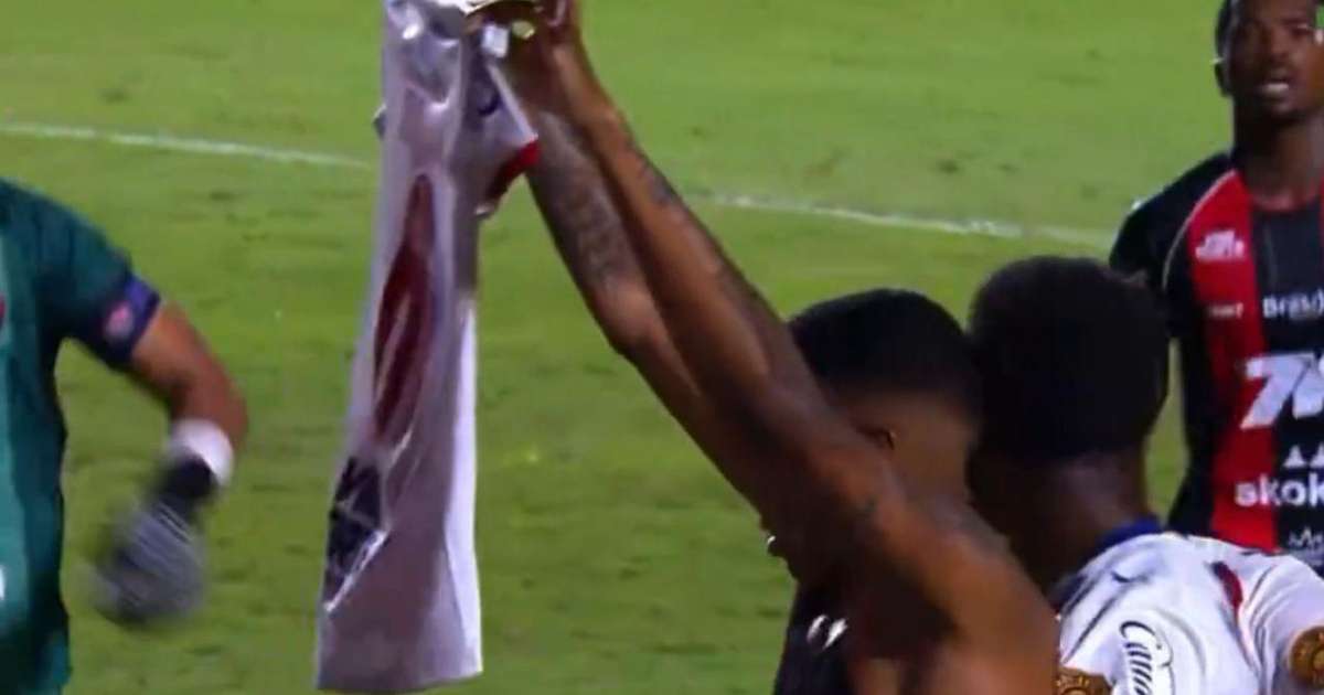'Comemoração de Messi' causa confusão em Ba-Vi e zagueiro tenta rasgar camisa do rival