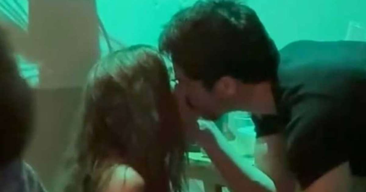 Anitta e Danilo Mesquita dão primeiro beijo em público