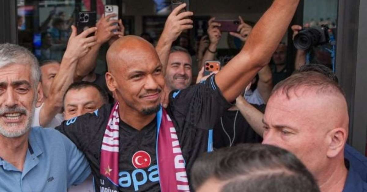 Torcida do Trabzonspor faz festa para receber Fabinho