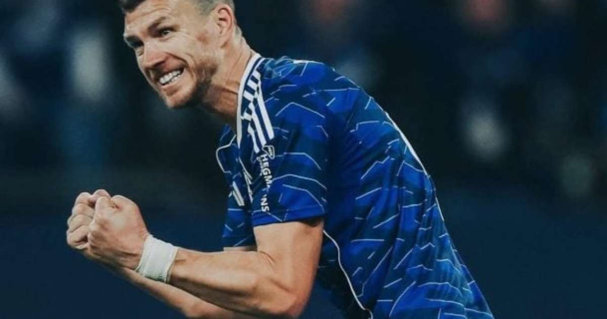 Aos 40 anos, Dzeko anuncia aposentadoria da seleção da Bósnia