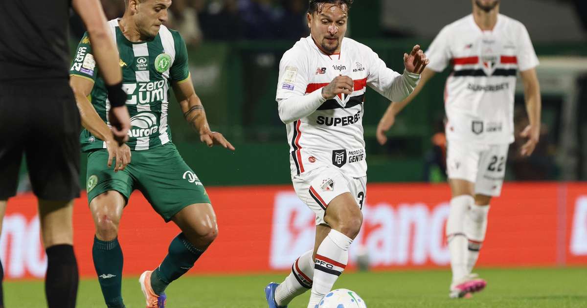 Enzo Díaz lidera ranking de desarmes do São Paulo no Brasileirão