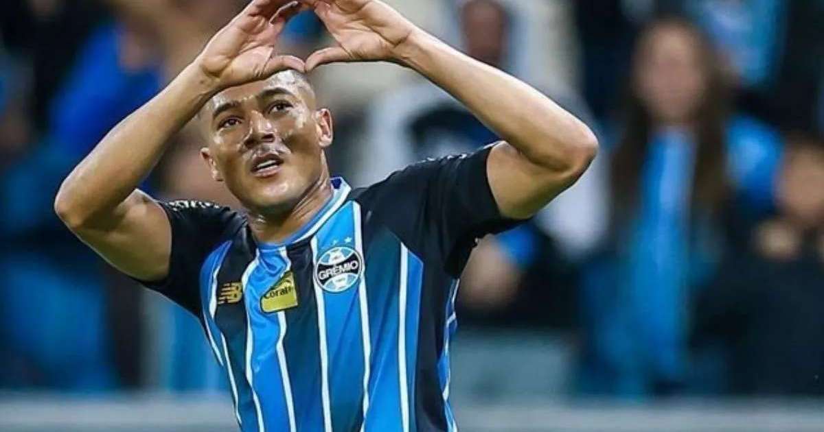 Carlos Vinícius marca duas vezes, Grêmio atropela o Internacional e vai à semifinal da Copa do Brasil