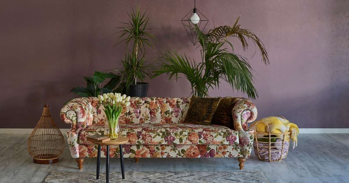 O sofá 'de vó' voltou? Estampa floral ressurge como tendência na decoração