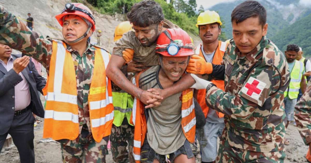 Terceiro sobrevivente é retirado de túnel de usina atingido por desastre no Nepal