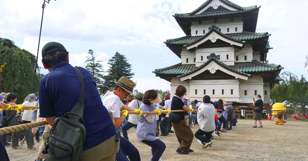 O Japão precisava mover um castelo de 360 toneladas e decidiu não desmontá-lo; 1.800 pessoas o puxaram usando cordas e roletes
