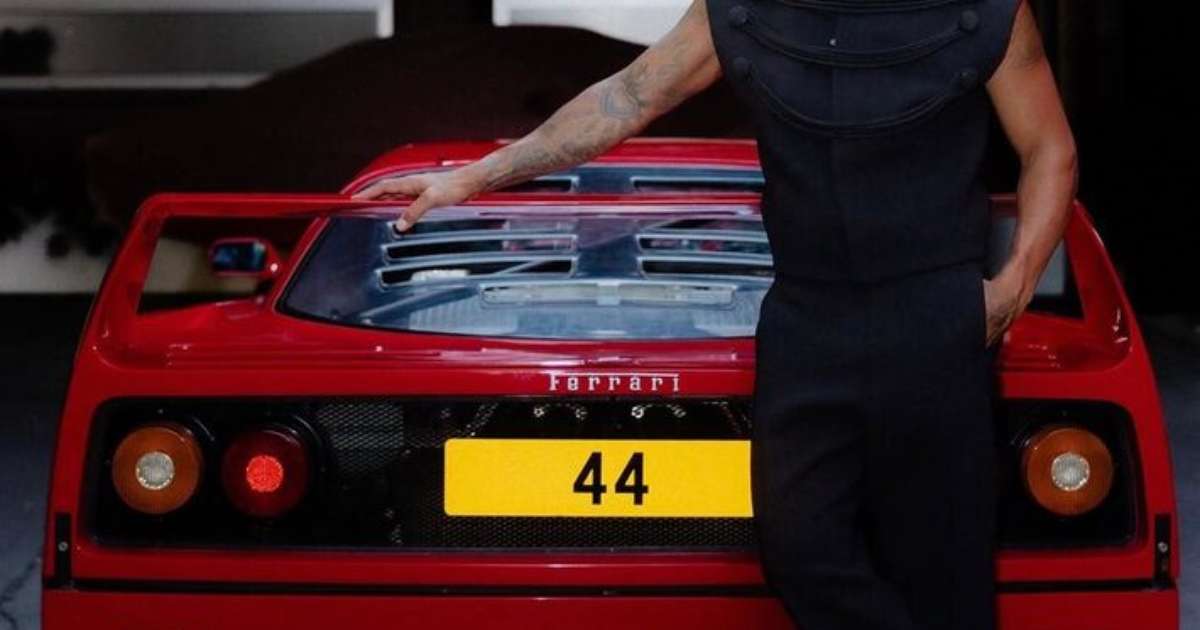 Lewis Hamilton faz entrada triunfal em Monza com Ferrari F40