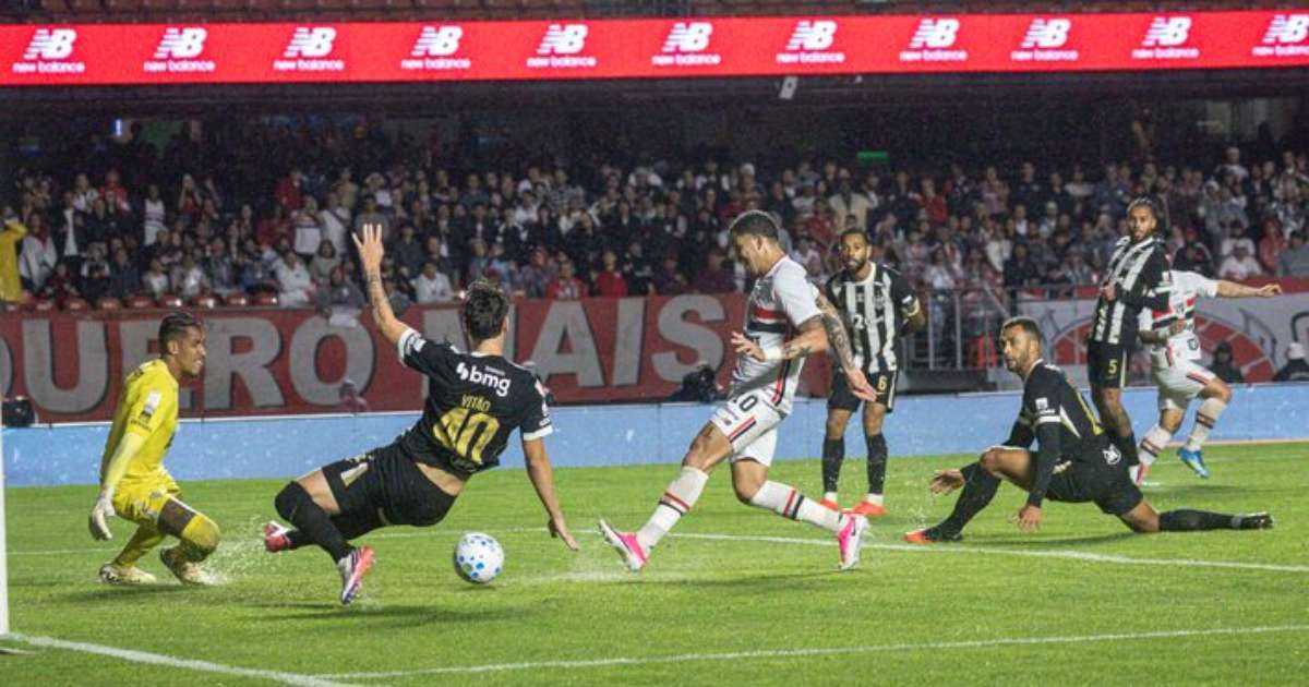 São Paulo joga mais leve após fim de jejum, supera Atlético e ultrapassa o Corinthians
