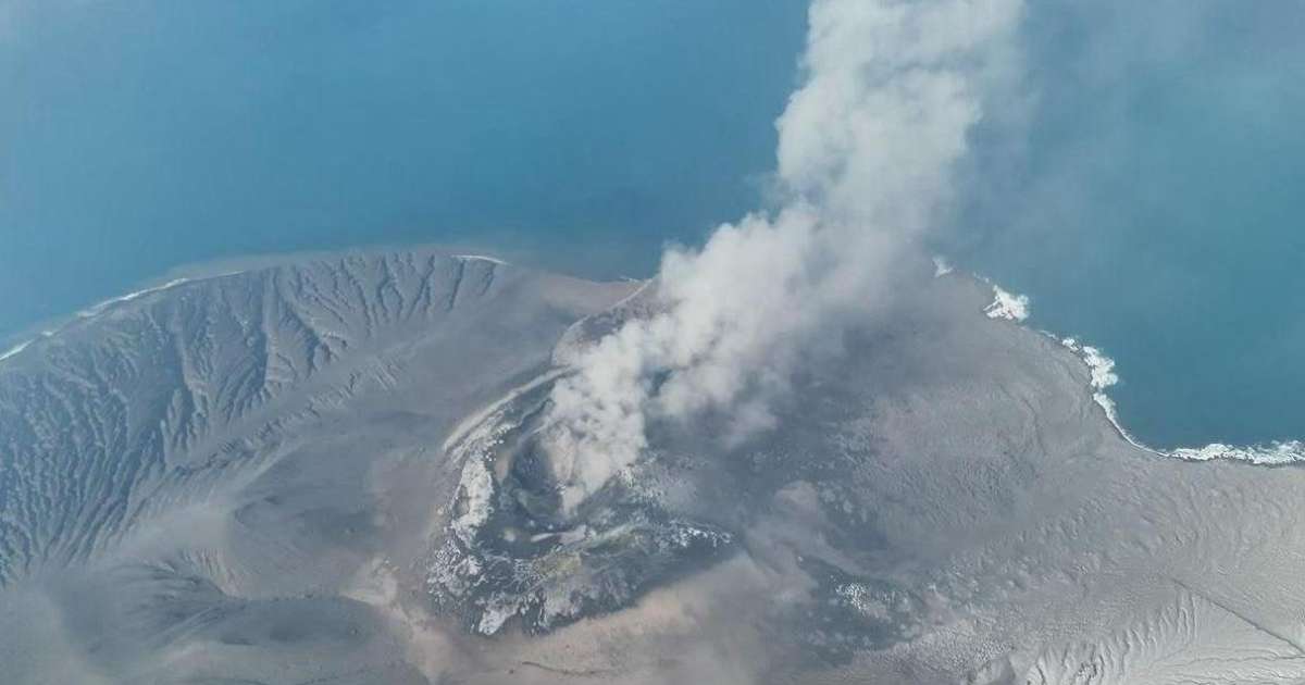 Vulcão 'filhote do Krakatoa' entra em erupção na Indonésia, afeta voos na Ásia e deixa 150 mil passageiros retidos