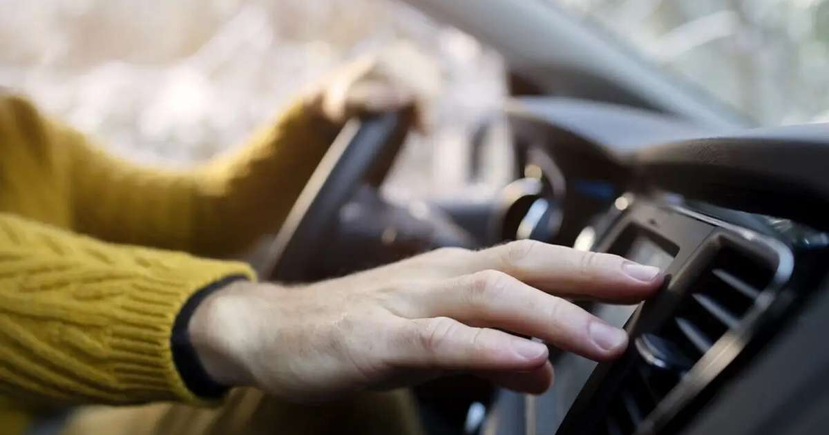 Os especialistas em mecânica são claros quanto a isso: "Idealmente, em dias muito quentes, você não deve ligar o ar condicionado ao dar partida no carro"