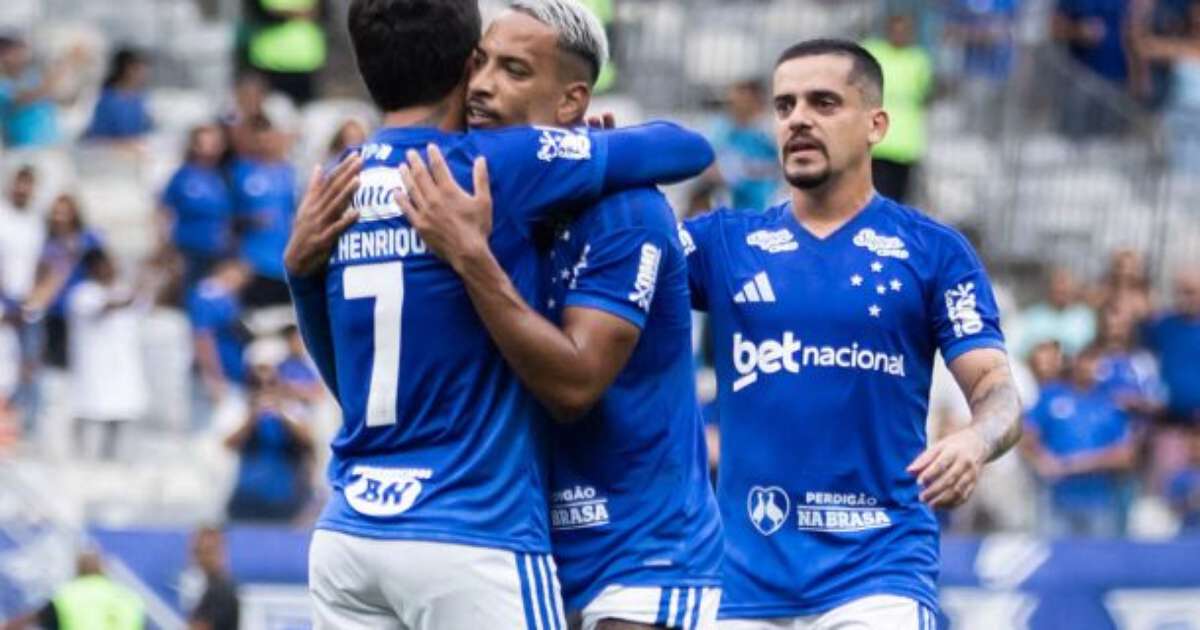 Cruzeiro vence Athletico-PR e segue na briga pelo G4