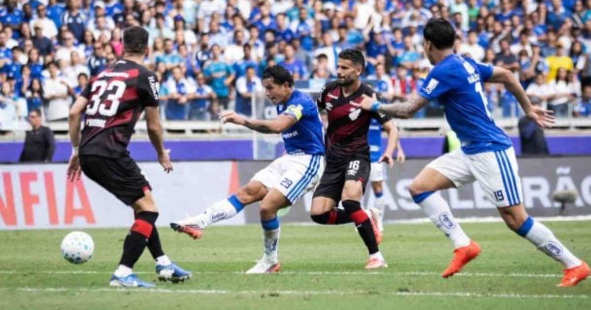 Romero celebra vitória do Cruzeiro e destaca ligação com o clube