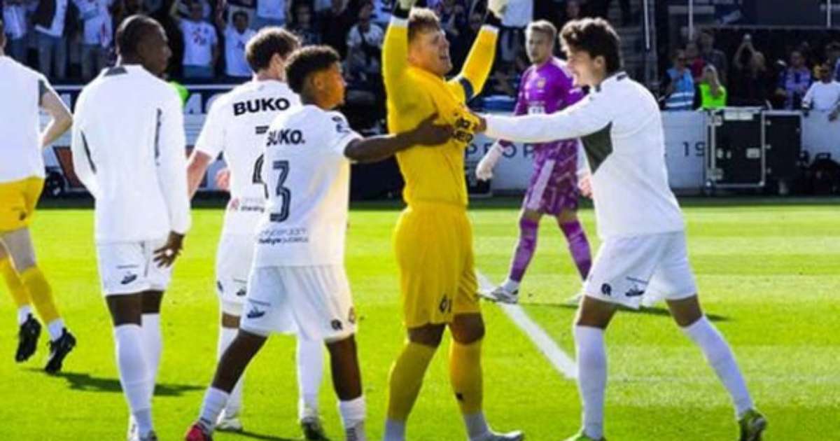 Vídeo: filho de ídolo holandês, goleiro faz dois gols e salva o time da derrota